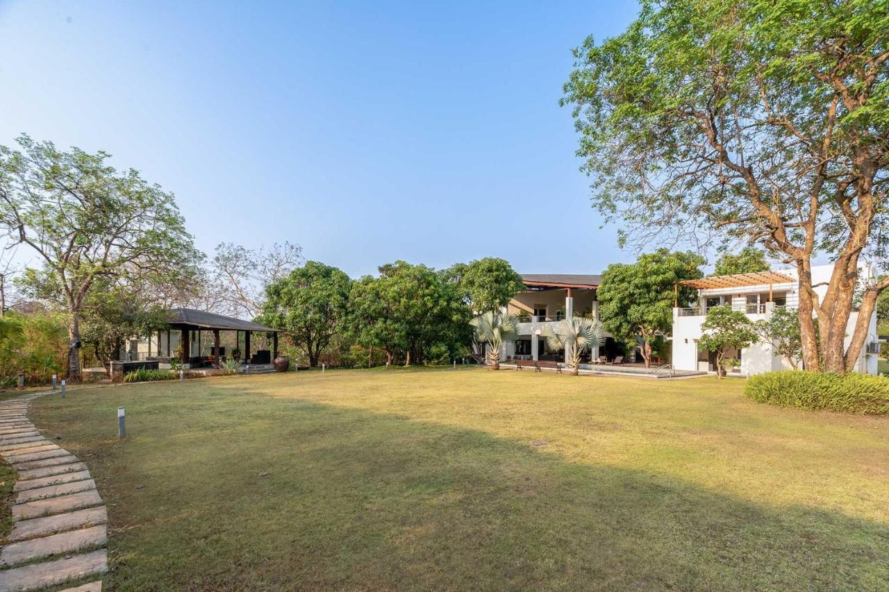 The Leaf By Stayvista - An Enchanting Escape Offering A Pool, Terrace, Lush Lawn, Contemporary Interiors, And Indoor Games 알리바그 외부 사진