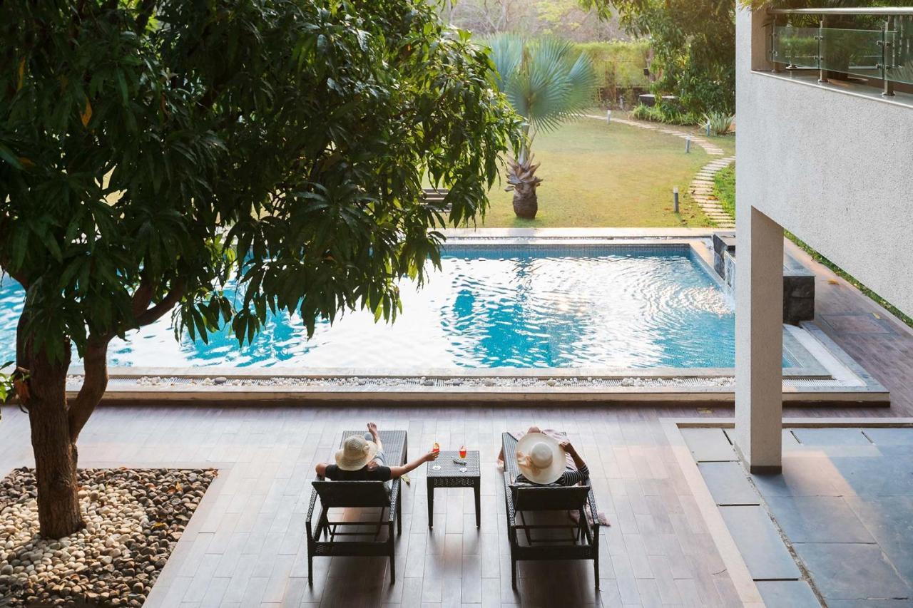 The Leaf By Stayvista - An Enchanting Escape Offering A Pool, Terrace, Lush Lawn, Contemporary Interiors, And Indoor Games 알리바그 외부 사진