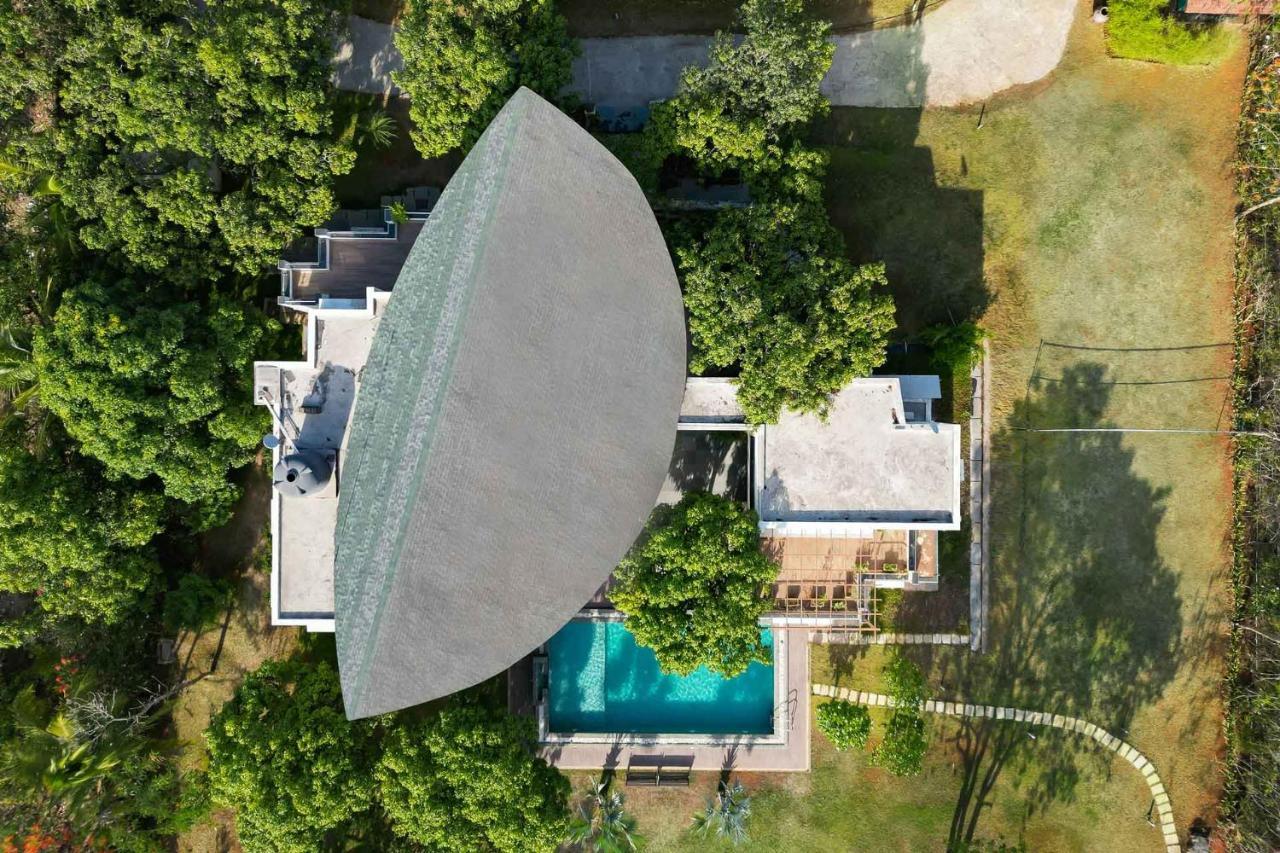 The Leaf By Stayvista - An Enchanting Escape Offering A Pool, Terrace, Lush Lawn, Contemporary Interiors, And Indoor Games 알리바그 외부 사진
